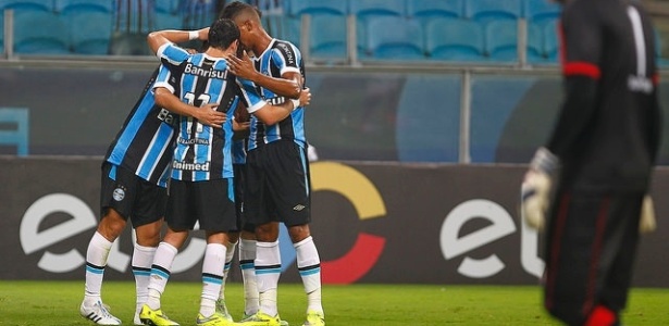 Jogadores do Grêmio comemoram gol de Douglas contra o Campinense