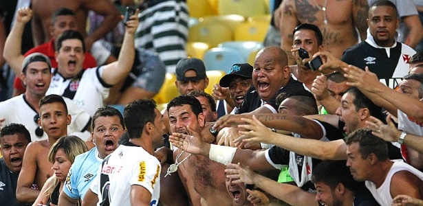 Atacante Gilberto está, literalmente, "nos braços da galera" no Vasco