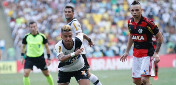 Rafael Silva tenta fugir da marcação no jogo contra o Vasco contra o Flamengo