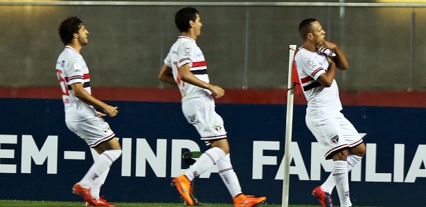 Luis Fabiano já fez 9 gols no Corinthians, o último deles em duelo pela Libertadores