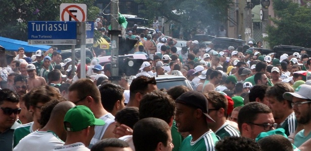 Prédio tenta despejar atletas do Palmeiras por churrasco e até pichações