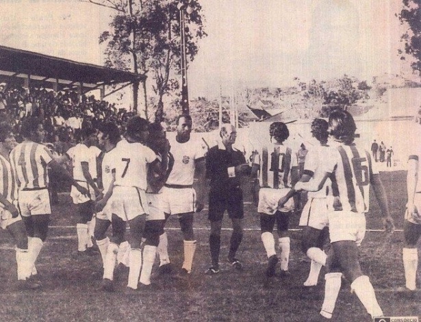 De preto no centro da imagem está Gilberto Nahas, árbitro que expulsou 22 jogadores num jogo em homenagem a ditadura