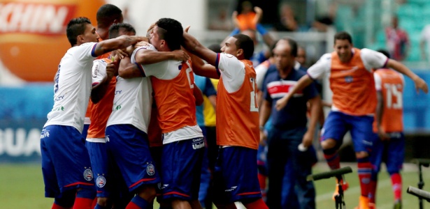 Jogadores do Bahia comemoram um dos gols contra o Vitória da Conquista