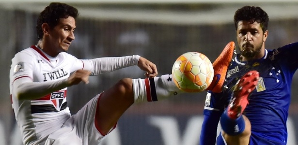 Ganso tenta dominar a bola durante jogo do São Paulo contra o Cruzeiro pela Copa Libertadores