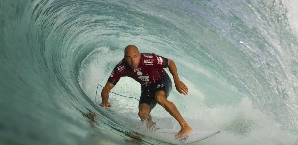 Slater se preparava para competição no Havaí quando viu criança e mulher precisando de ajuda