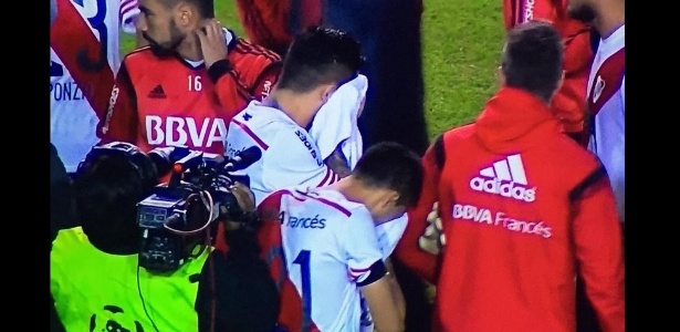Jogadores do River Plate sofrem com gás durante Boca x River pela Libertadores