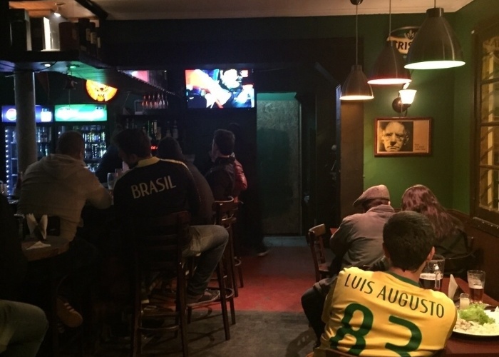 Resultado de imagem para assistindo televisão no bar