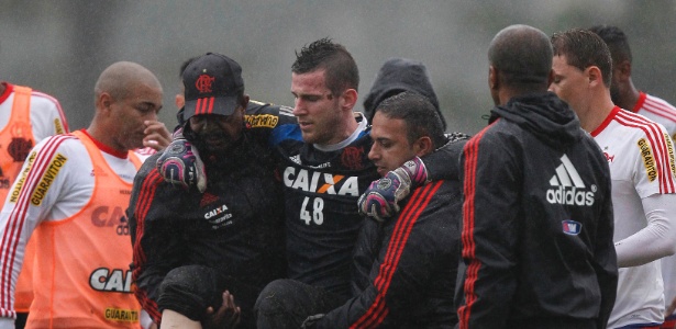 Paulo Victor saiu de campo carregado pelos funcionários do Flamengo