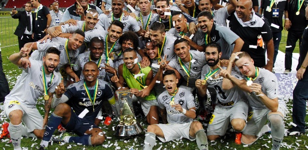 Jogadores do Botafogo comemoram o título da Série B após a vitória sobre o ABC