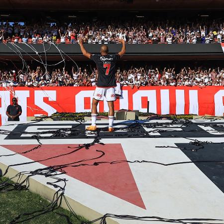 Lucas acena para torcedores no Morumbi; estádio virou 12° jogador do time