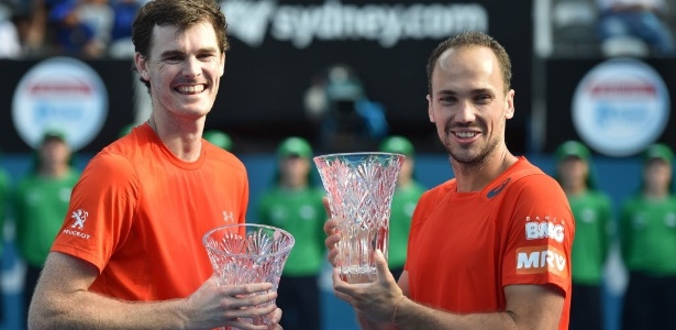 Jamie Murray (à esquerda) e Bruno Soares (à direita) celebram o título de duplas conquistado no ATP de Sydney