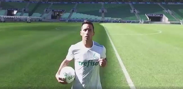 Palmeiras lança novo segundo uniforme com listras verdes