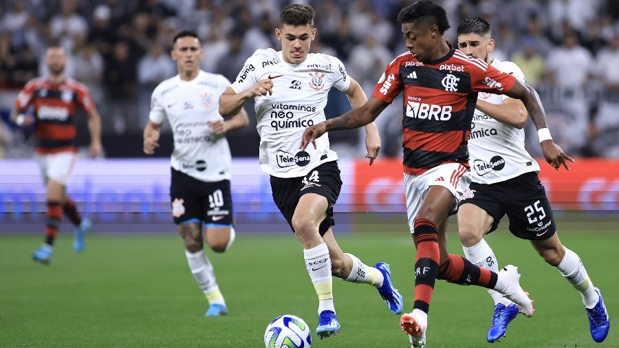 Corinthians sai atrás, mas arranca empate contra o Flamengo em