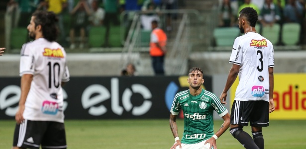Na mira de outros clubes, artilheiro espera Palmeiras para definir futuro