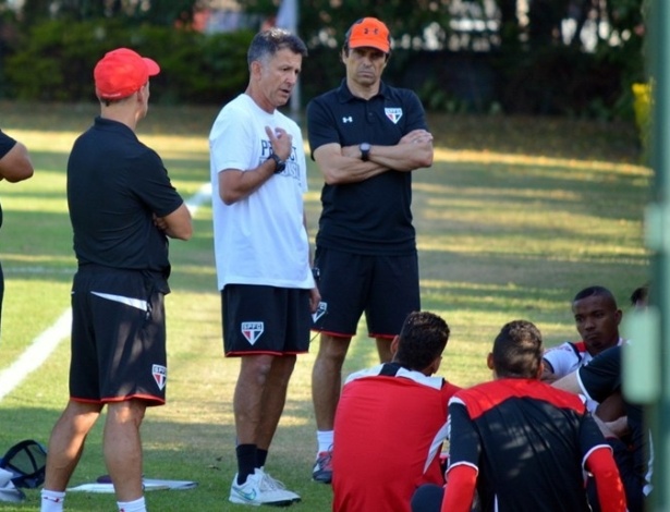 Osorio conversa com jogadores do São Paulo, dois dias após derrota para o Goiás