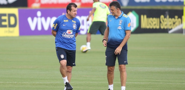 Dunga e Rinaldi conversam durante treino da seleção brasileira