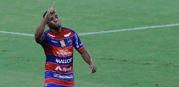 O atacante Anselmo comemora o seu gol na vitória do Fortaleza sobre o Flamengo