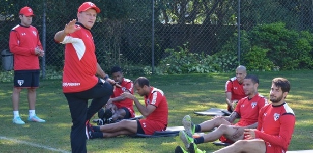 Zé Mário Campeiz comanda treino físico com os jogadores no CT da Barra Funda