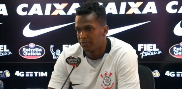 Jô veste a camisa do Corinthians outra vez e admite desvios na carreira