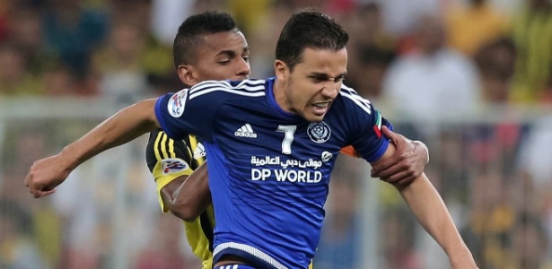 Nilmar disputa bola pelo Al-Nasr pela Liga dos Campeões da Ásia