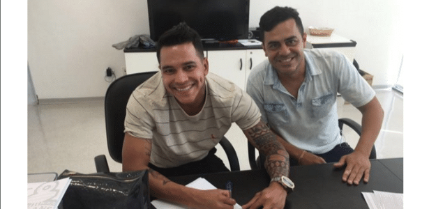 Treinando há alguns dias, Giovanni Augusto assina com Timão até 2019