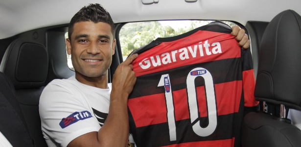 O meia Ederson exibe a camisa 10 do Flamengo na chegada ao clube carioca