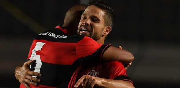 Jorge (costas) comemora com Diego o segundo gol do Flamengo contra o Figueirense