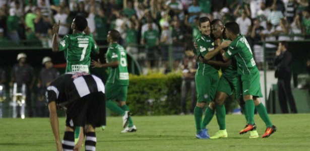 Jogadores do Guarani comemoram gol contra o ASA, no Brinco de Ouro, em Campinas