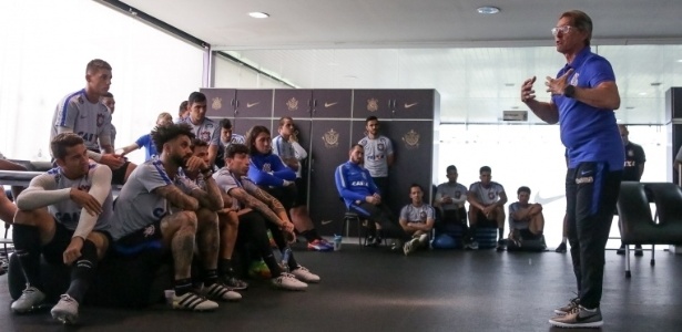 Como crise política fragiliza Oswaldo dentro do Corinthians