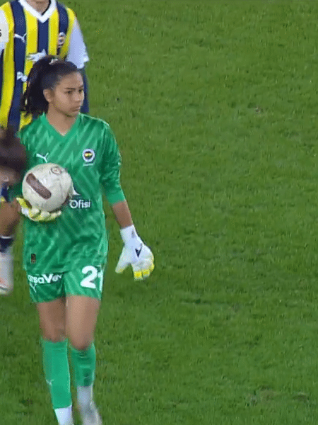 Jogo de esportes femininos e mãos com bola em um campo para