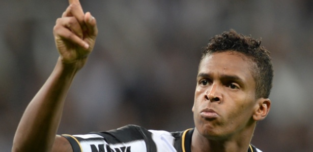 Reforço para 2017, Jô se apresenta e já inicia treinos no Corinthians