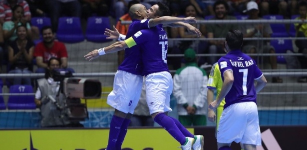 Brasil comemora vitória sobre a Ucrânia em estreia no Mundial de Futsal