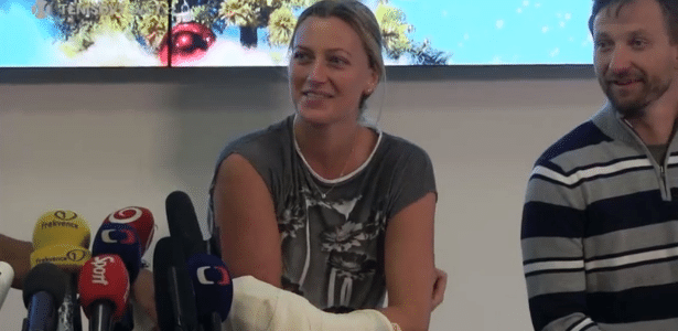 Petra Kvitova com a mão imobilizada durante entrevista coletiva