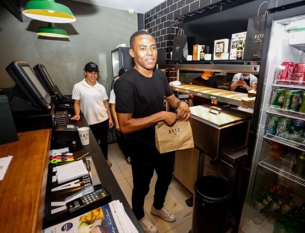 Que fôlego, Elias! Volante inaugura hamburgueria, e não vai parar por aí