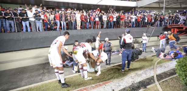 Jogadores do São Paulo ajudam os torcedores que caíram após grade do Morumbi ceder