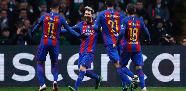 Lee Smith/Reuters Jogadores do Barcelona comemoram com Messi, o artilheiro do jogo