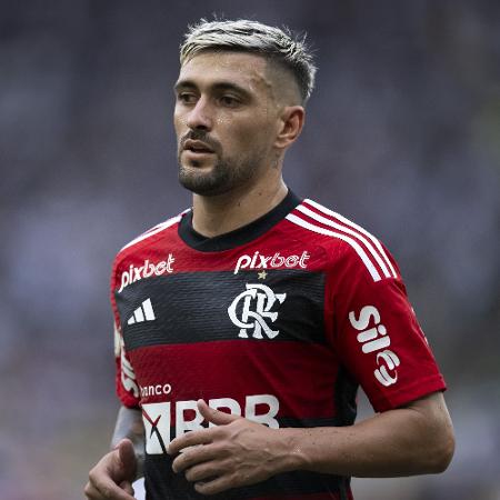 Valor da nova camisa do Flamengo recebe críticas de torcedores na web: 'Vem  com o Arrascaeta?