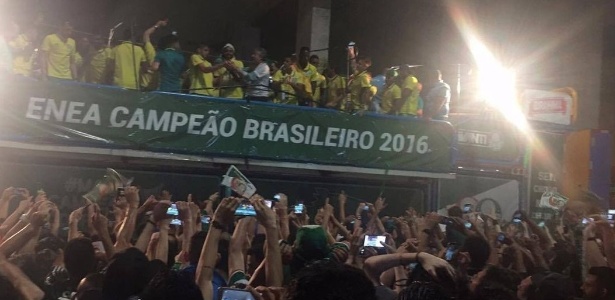 Trio elétrico sofre acidente, e três pessoas se ferem em festa do Palmeiras