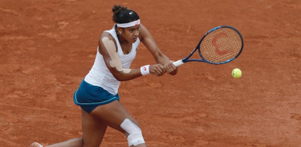 Teliana Pereira rebate bola em partida contra Serena Williams