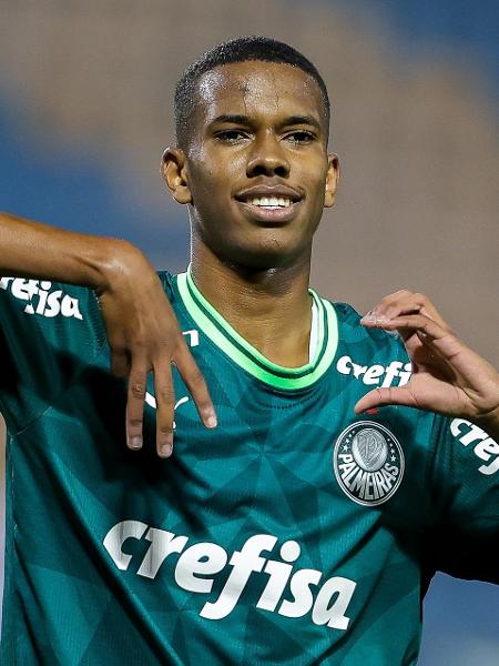 Barcelona quer Estevão, mas Palmeiras não tem pressa por venda