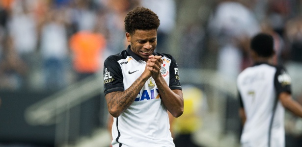 Sem acordo por 9, Corinthians sofre para atender pedidos de Cristóvão