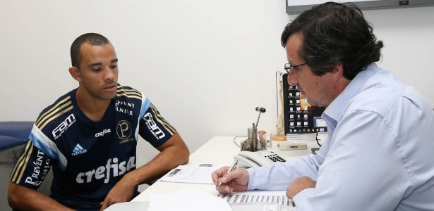 Roger Carvalho deixa o Palmeiras e vai jogar no Atlético-GO