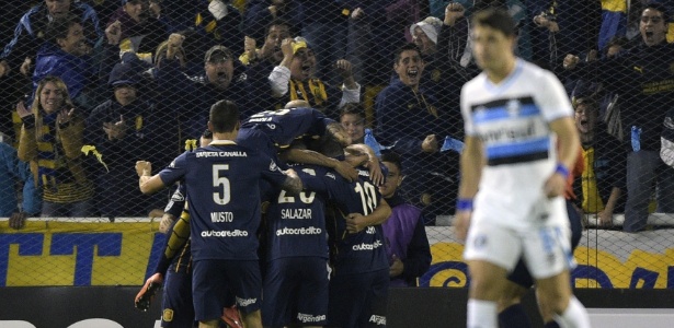 Time gaúcho perdeu os dois jogos e mostrou futebol fraco no interior da Argentina