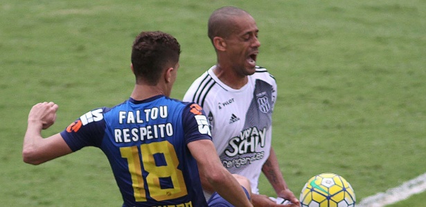 Santos usou camisa para protestar por mudança de horário do jogo contra a Ponte Preta