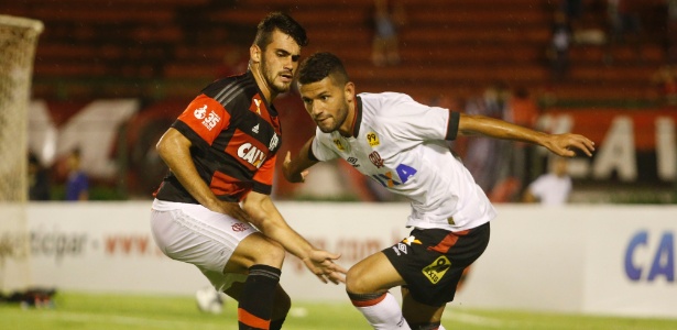 Felipe Vizeu e Jadson durante a partida entre Flamengo e Atlético-PR na Primeira Liga