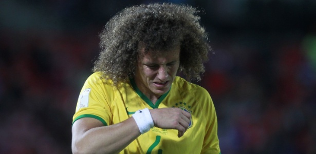 David Luiz sente dores no joelho e precisa ser substituído em partida contra o Chile