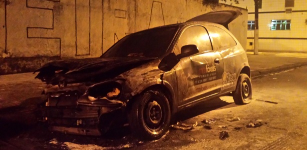 Carro foi queimado por torcedores santistas porque tinha placa de São Paulo