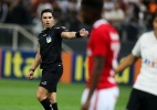 Árbitro relata isqueiro jogado por torcedores corintianos no campo da Arena