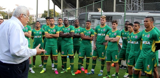 Eurico Miranda conversa com os jogadores: elenco está fechado para 2016