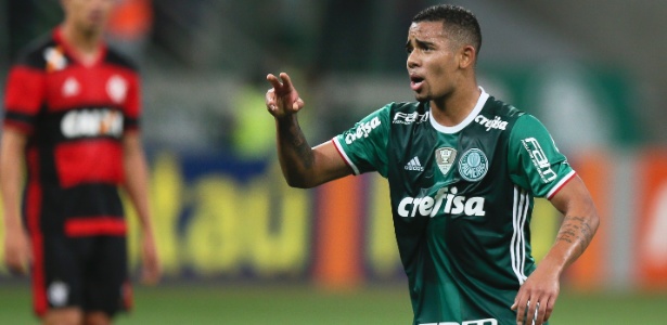 Jesus apanha e bate menos, mas quase iguala cartões a gols no Brasileiro